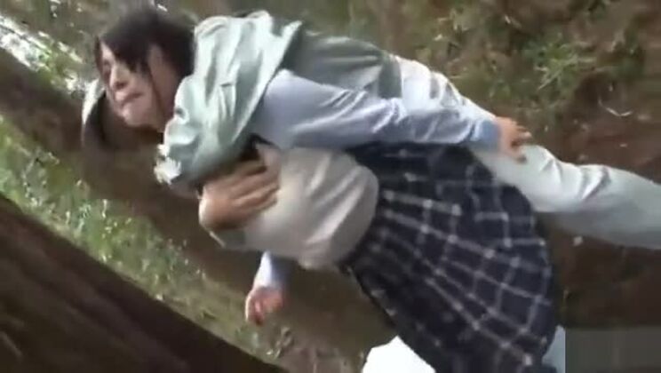 Una ragazza bionda in uniforme scolastica gioca con due peni all'aperto