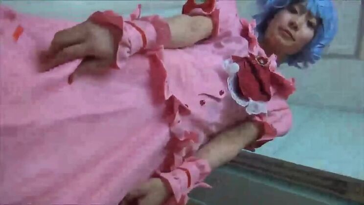 Cosplay Remilia Scarlet che mostra le sue mutandine