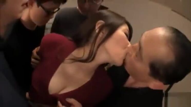 Divertimento bollente con threesome e sesso di gruppo asiatico