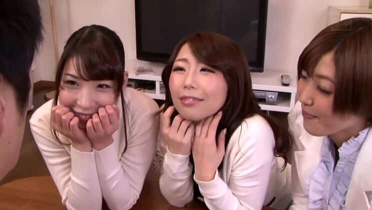 Modella giapponese arrapata in un incredibile film JAV di sesso di gruppo, MILF