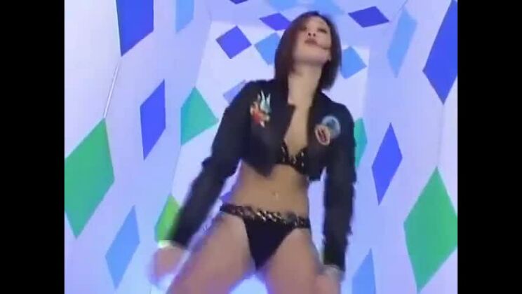 Sexy ragazza asiatica si spoglia al ritmo techno