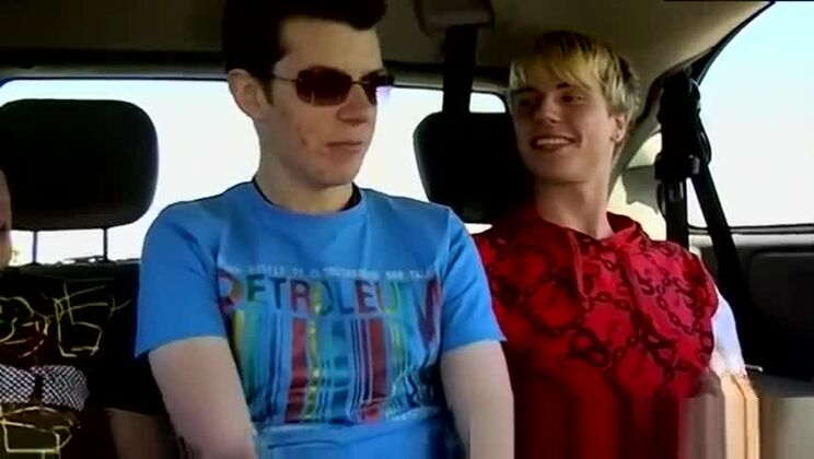 Matthew - uomini gay nudi che si soffocano con grossi cazzi per la prima volta