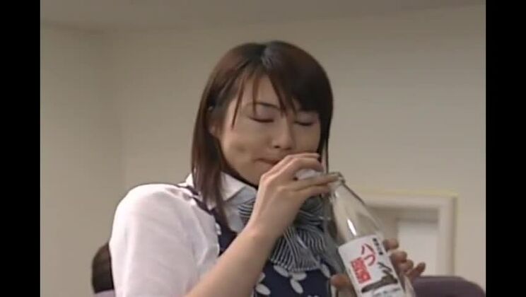 La focosa ragazza giapponese Mao Aizawa in una fantastica scena JAV con eiaculazioni sul viso.