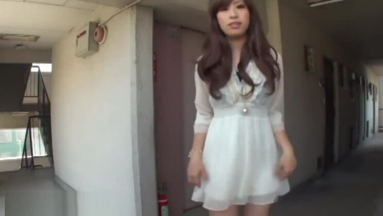 Un asiatico urina nello scarico