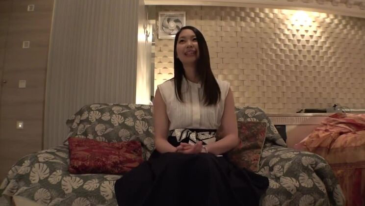 Una donna bellissima che sospira in una carezza rimproverante