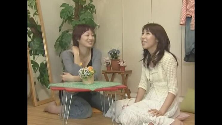 La splendida ragazza giapponese Miki Karasawa nella scena JAV più hot con strap-on e lingerie.