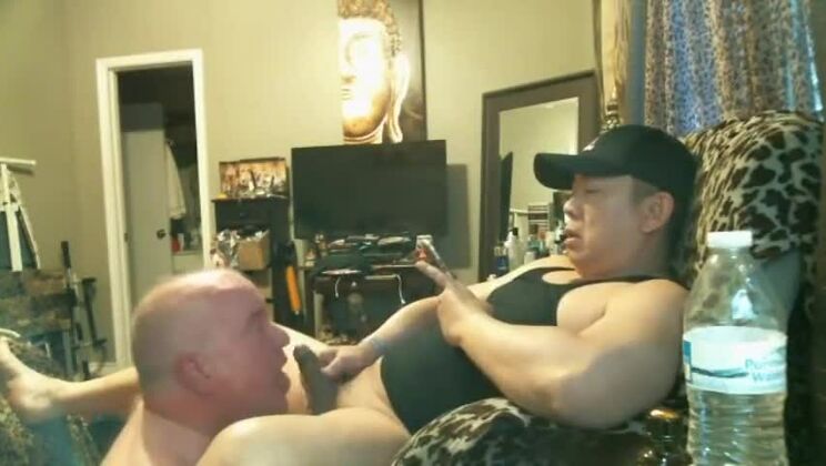 IL NONNO PERVERSO AMA UN PO' DI PIPI E SPERMA!!!