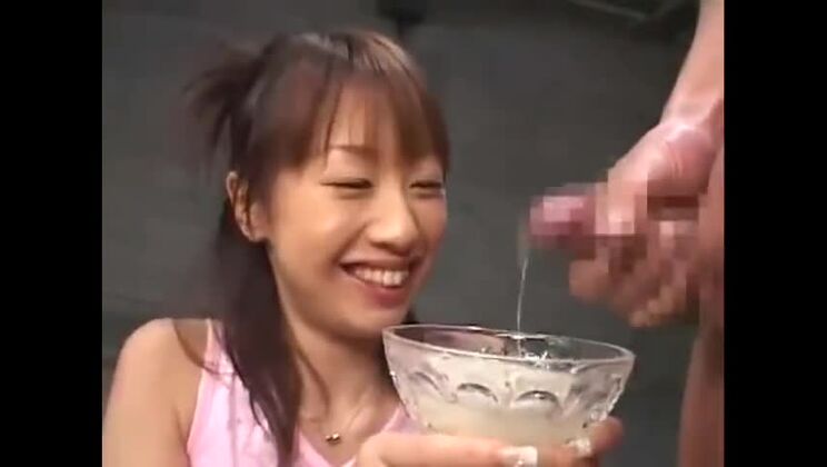 Scena di sesso esotica con eiaculazione in faccia, senza tagli