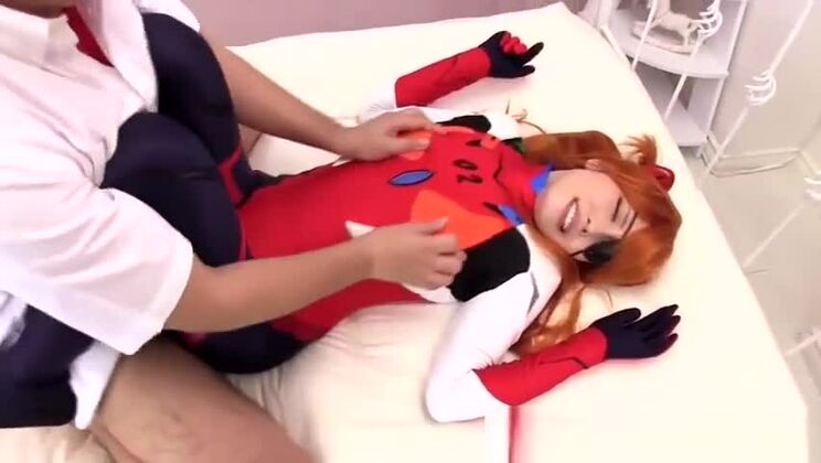 Una ragazza asiatica sexy si fa palpare il sedere da un tipo arrapato