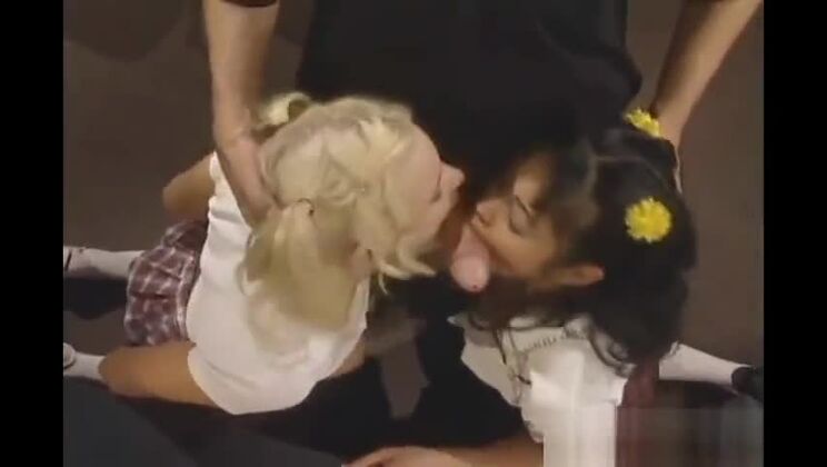 Troia asiatica che succhia il cazzo in un threesome parte 2