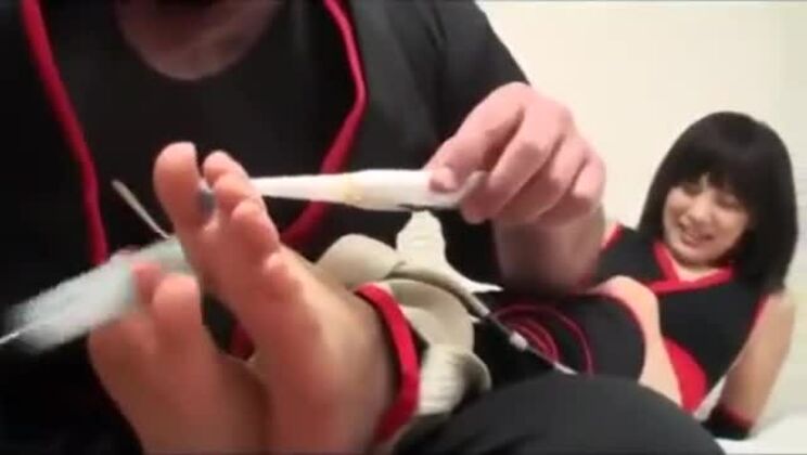 Ragazza giapponese pazza che fa il solletico