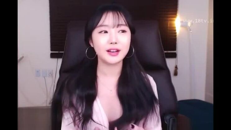 Una bellezza coreana gioca con il suo seno prosperoso