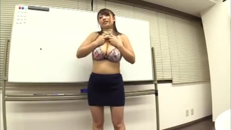 Favolosa troia giapponese nel video JAV Big Tits guarda lo spettacolo