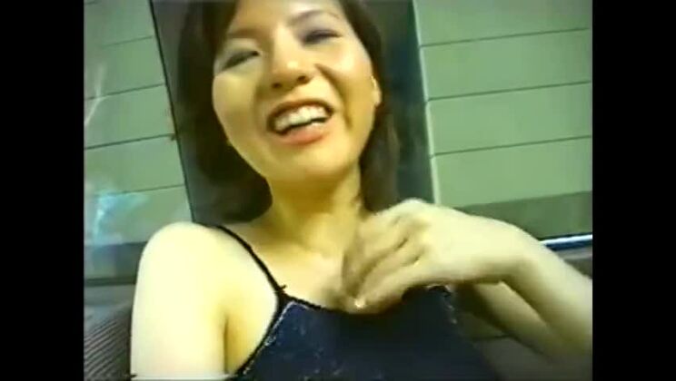 che si spoglia per strada.