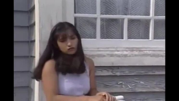 splendida giapponese in mutandine di raso