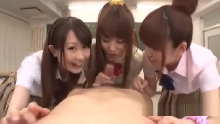 3 studentesse che si masturbano e succhiano il cazzo di un ragazzo, sperma in bocca, sperma che si spacca in bocca