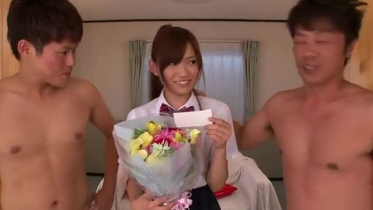 orale e feticismo dei piedi Bella puttana adolescente asiatica dal seno piatto sta succhiando il cazzo duro