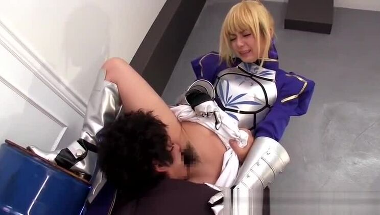 Ragazza asiatica in cosplay si fa riempire la figa calda