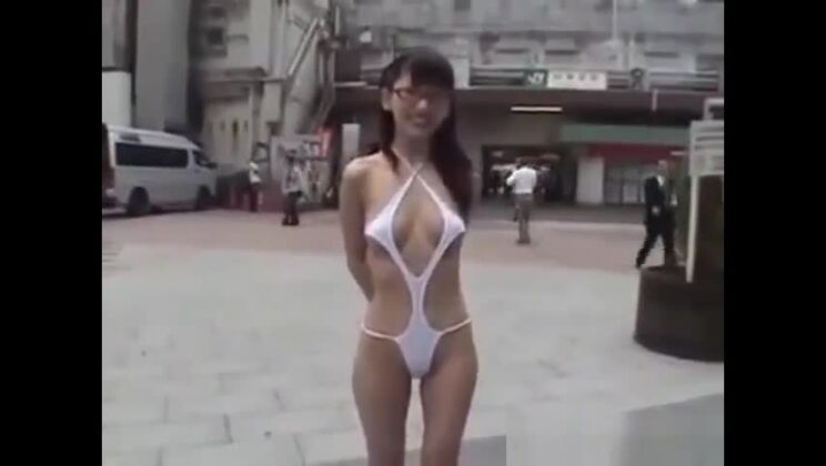 Camminare seminudi per le strade di Tokyo