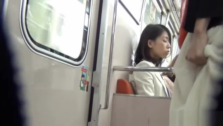 Un asiatico urina in una toilette alla turca.