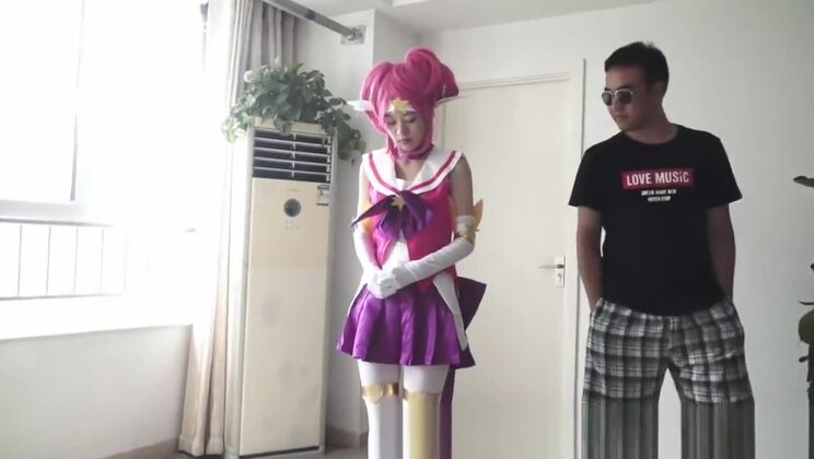 Ragazza di un altro pianeta: legata e usata come un giocattolo