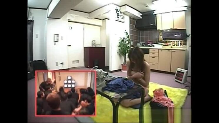 Un'adolescente giapponese riceve un trattamento viso.