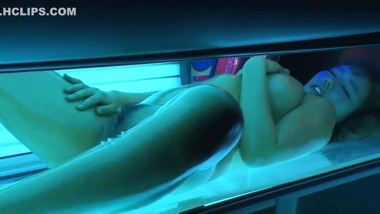 Una dilettante formosa si fa scopare in uno spettacolo porno hardcore puro