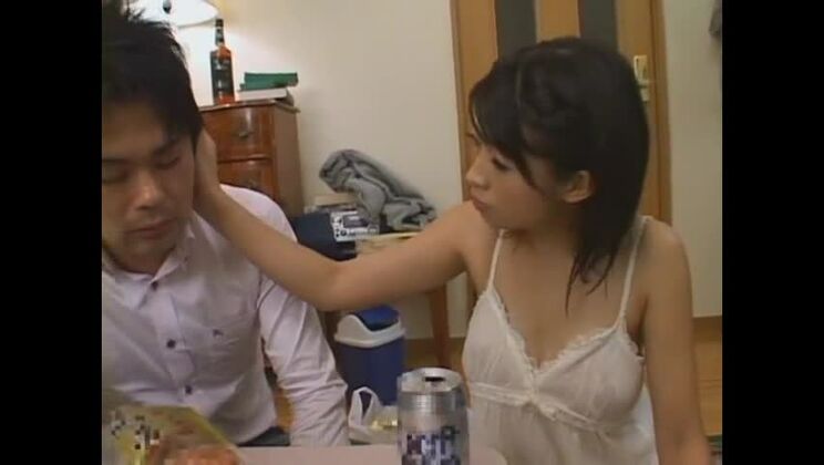 La sgualdrina giapponese esotica Sasa Handa nel video JAV "Horny Wife, Handjobs".