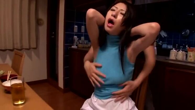 La splendida mamma orientale Hitomi Honjo