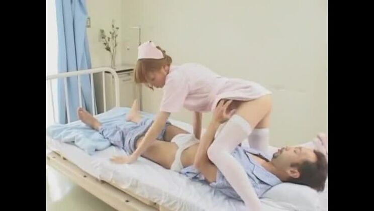 Ragazza giapponese eccitante nel video JAV Amazing Nurse/Naasu, Cunnilingus