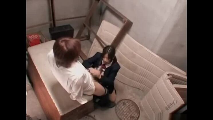 Servizio di sesso orale con studentessa giapponese e eiaculazione in bocca