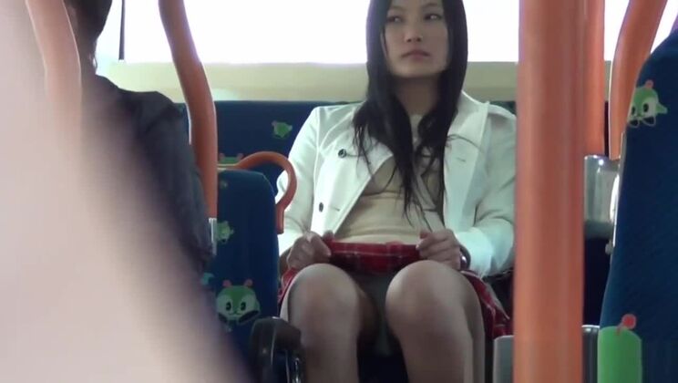 Una formosa giapponese stuzzica la telecamera