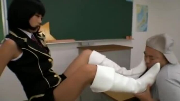 Dominazione femminile giapponese, feticismo per gli stivali, idol dominatrice