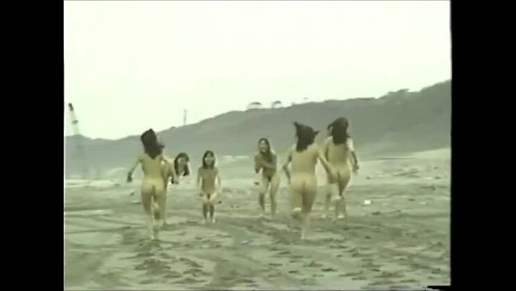 Ragazze giapponesi nude che corrono sulla spiaggia