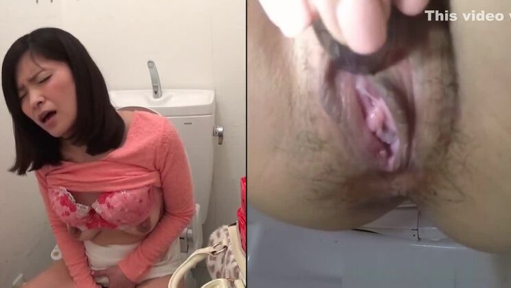 Una puttana giapponese si strofina la figa