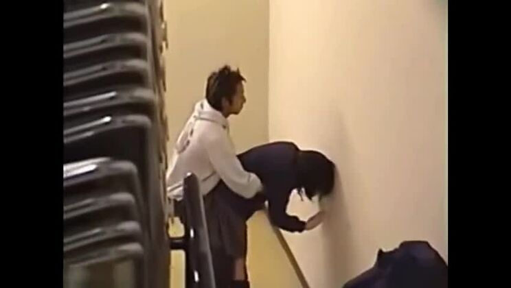 Coppie che flirtano dentro un edificio