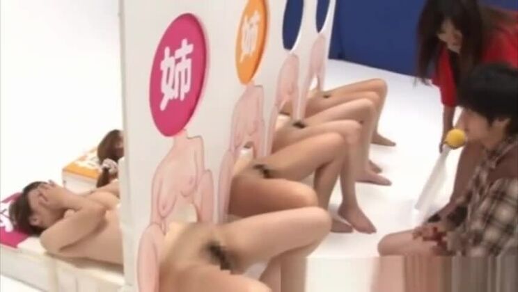 Una ragazza asiatica si fa scopare la figa e non ne ha mai abbastanza.