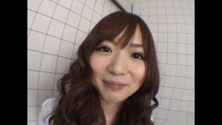 Yuu Asakura è una studentessa asiatica perversa e arrapata