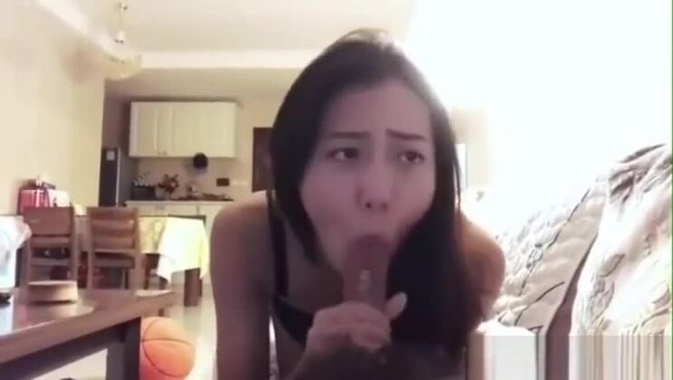 Ragazza asiatica pompino