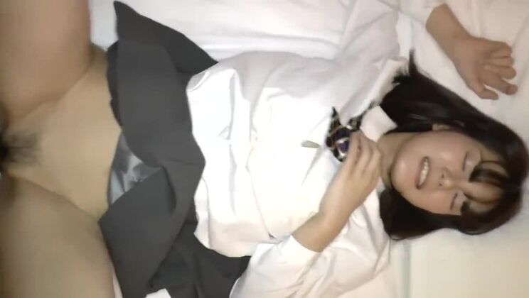 ABBIAMO INDOSSATO LA NOSTRA UNIFORME SU UNA RAGAZZA DI 18 ANNI