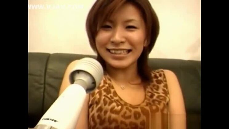 Seduttrice asiatica si fa vibrare la fica arrapata