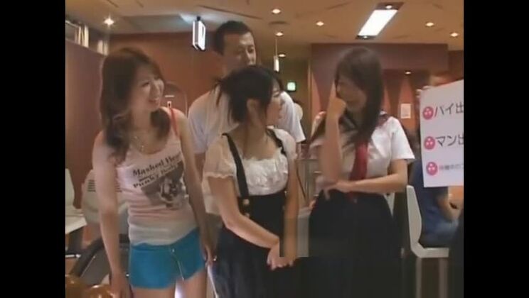 Ragazze giapponesi sexy che si spogliano