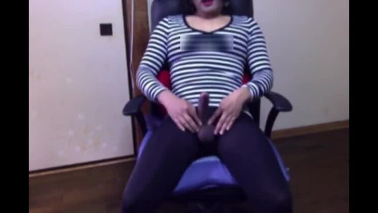 Nuova modella giapponese in una scena JAV hot/futanari senza censure