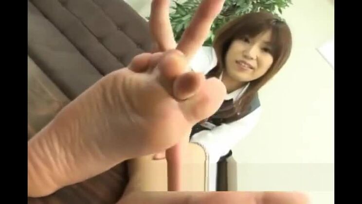 ragazza Fetish dei piedi - Impiegata di banca con grandi piedi