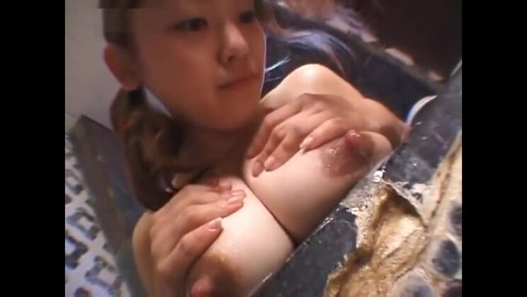 Grandi tette che allattano di una ragazza 2. lavare le sue enormi tette lattiginose