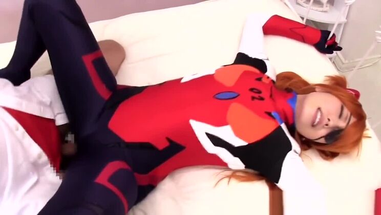 Cosplay giapponese, ragazza dai capelli rossi, fa sesso orale prima del rapporto sessuale.