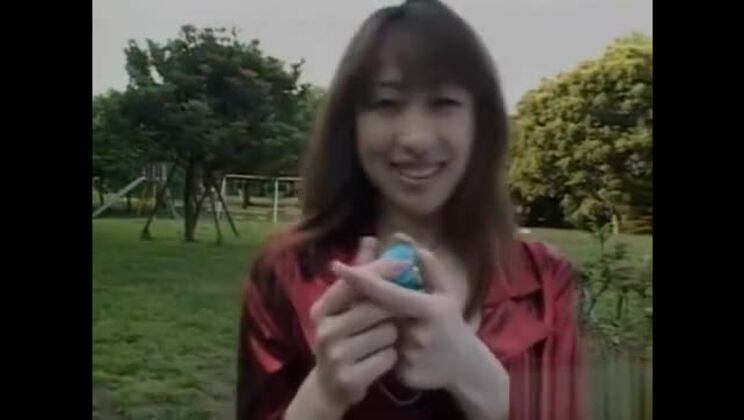 esibizionismo sexy in pubblico ripreso dalla telecamera