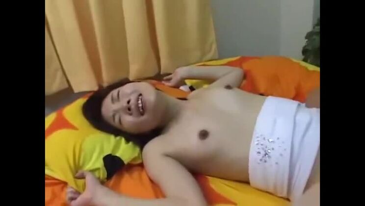 Una asiatica stretta viene violentata da un castoro