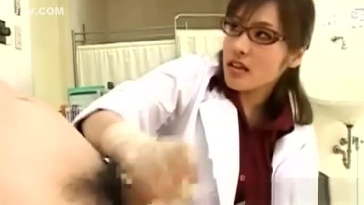 Infermiera asiatica zoccola masturba il paziente