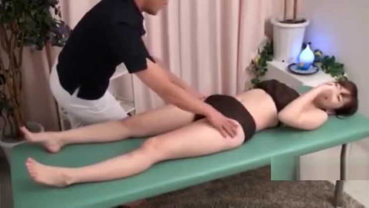 Una ragazza asiatica giapponese con una folta peluria pubica si sta facendo la ceretta.